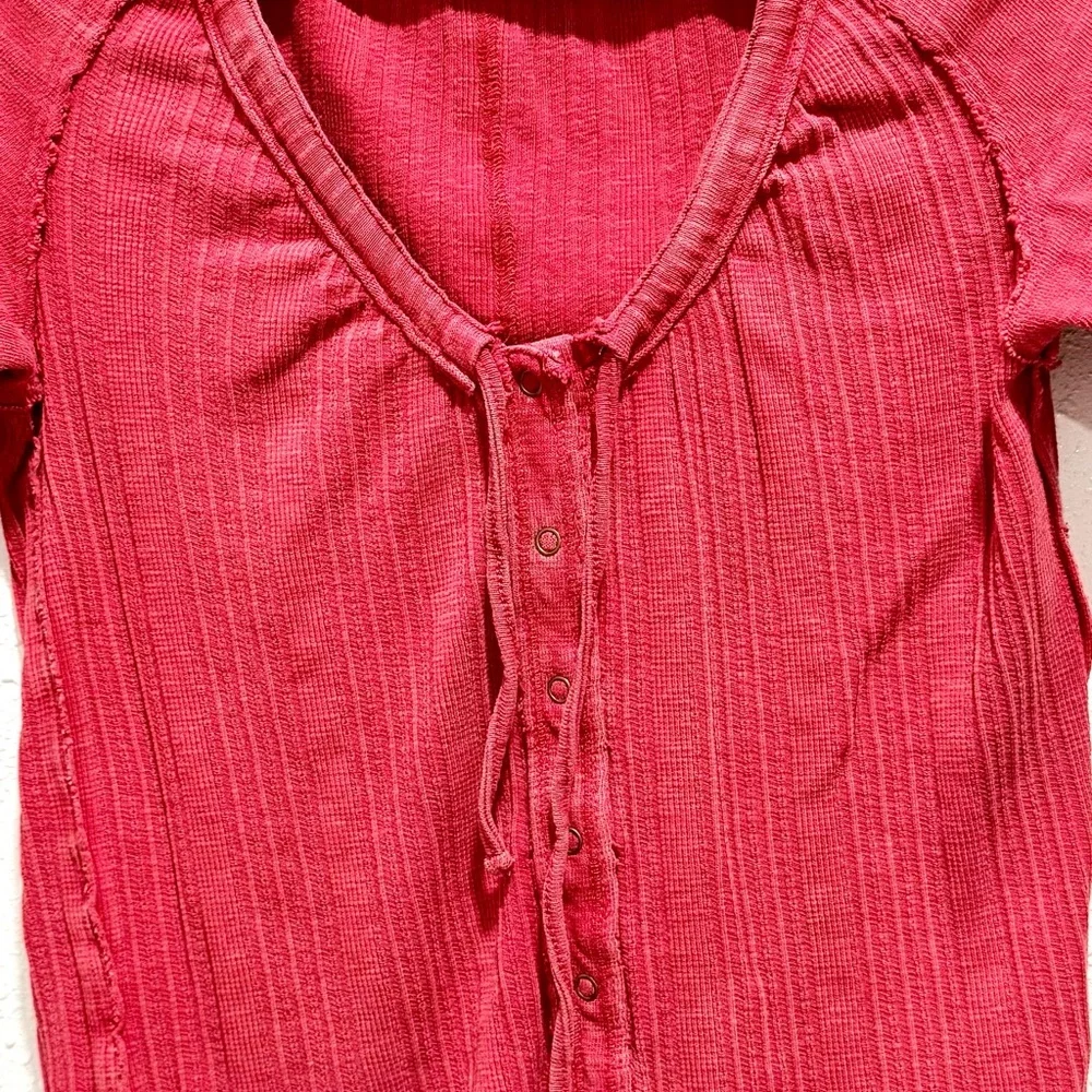 We The Free Red Ribbed Button-Front‎ The Free Daisy Tee M - Picture 4 of 10